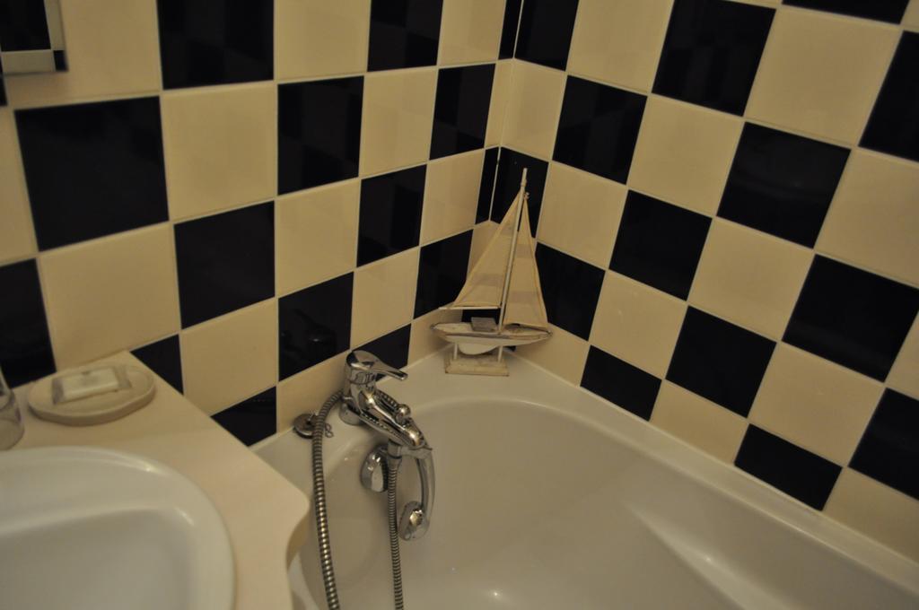 Le Chateau Des Ormes Bed & Breakfast Lambersart Room photo